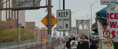 Keep Left Right Signage Brooklyn Bridge NYC Vidéo 153675287