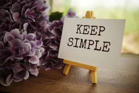 Keep simple text message text message on paper card with wooden easel on wo.. Foto stock