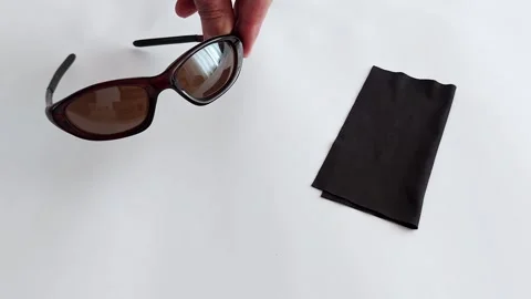Keep Your Sunglasses Spotless: Easy Cleaning Tips for Clear Vision Vídeos de archivo 313117428
