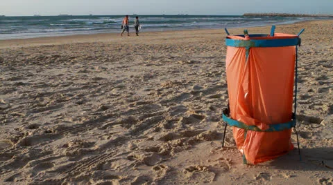 Keeping seashore clean 스톡 동영상 22539228