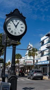 Keeping Time in Paradise: Vertical View of the Duval Street Clock Stock-Fotos
