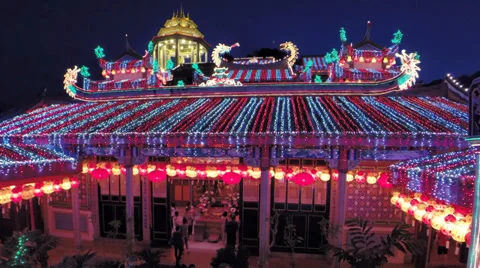 Kek Lok Si Buddhist temple during Chinese New Year lantern light up festival Vidéo 34778077