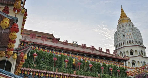 Kek Lok Si Buddhist temple during Chinese New Year lantern light up festival 库存影片 34990486