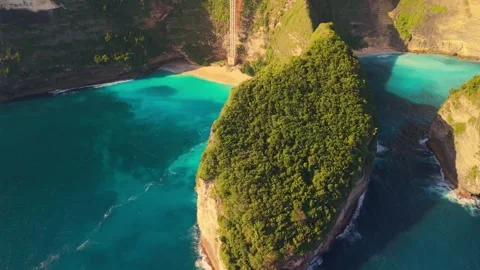 Kelingking Beach fly in during midday Stock Footage 340970833