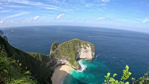 Kelingking beach t rex head cliff in nusa penida bali indonesia Vidéo 330574759