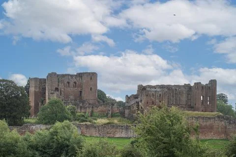 Kenilworth Castle  with  dramatic  sky  back ground Foto stock