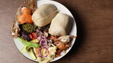 Kenkey With Fried Fish, Shrimps, Pear, Pepper Sauce and Fried Egg, Ghana Dish 库存影片 346249739