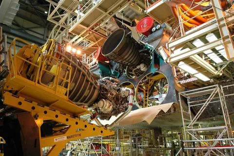 KENNEDY SPACE CENTER, FLA. - Engine No. 3 is ready to be installed on Disc... 库存照片