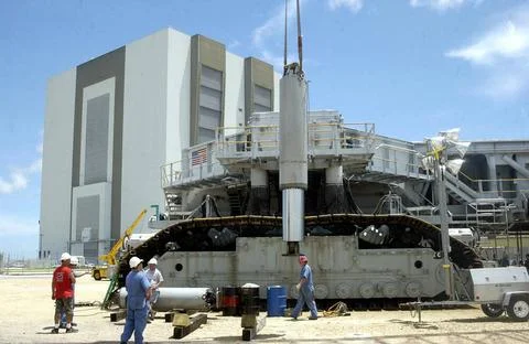 KENNEDY SPACE CENTER, FLA. -- A jacking, equalization and leveling (JEL) c... Stock Photos