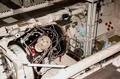 KENNEDY SPACE CENTER, FLA. -- On a platform inside the payload bay of Disc... Stock Photos