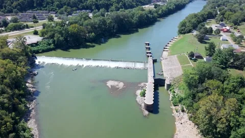 Kentucky River Lock and Dam #4 near Frankfort - Drone parallax 스톡 동영상 325382407