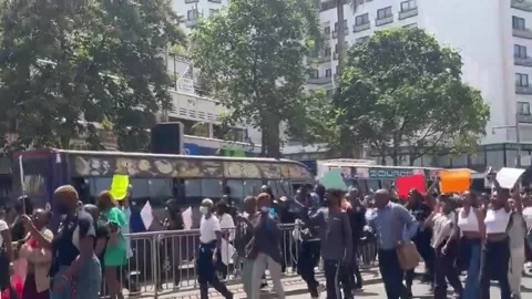 Kenya: Huge crowds protest against a wave of femicides in Nairobi Stock Footage 295316966
