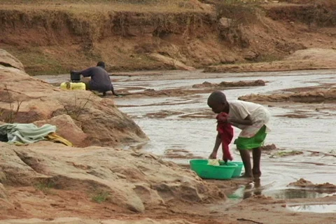 Kenya river laundry 02 Video stock 607857