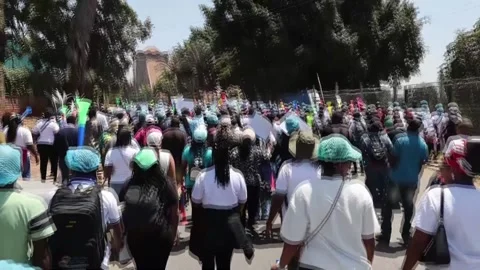 Kenyan nurses and midwives protest working conditions on 15th day of strike, Nai Vidéo 342171465