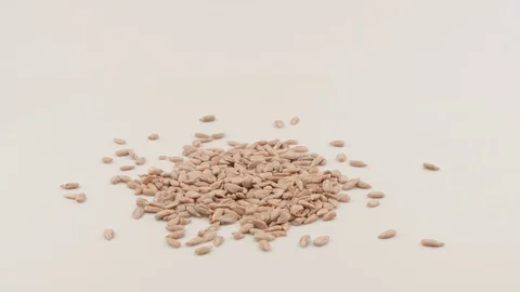 Kernel sunflower seeds. Seeds without the shell. White background. Stockbeeldmateriaal 129590921