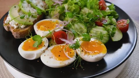 Keto Friendly Salad with Eggs and Avocado on Rotating Plate Vídeos de archivo 333608229
