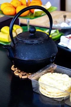 Kettle and fruit cake on the table, vegetarian Breakfast Foto stock