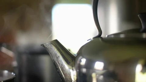 Kettle boiling on hob 库存影片 72034101
