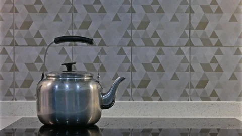 Kettle boiling on the induction cooker. 動画素材 80072216