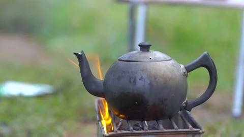 The kettle is boiling on an outdoor vacation. Vídeo Stock 153384281