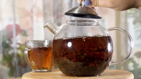 The kettle is covered with a lid 스톡 동영상 112399208