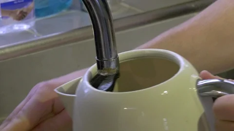 A kettle is filled from a tap 動画素材 98980239