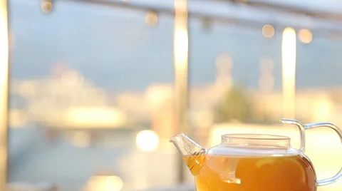 Kettle with tea on the table in a cafe 库存影片 67511515