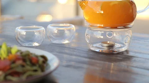 Kettle with tea on the table in a cafe 库存影片 67511542