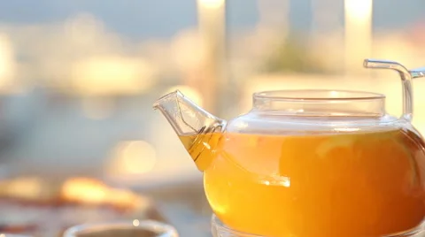 Kettle with tea on the table in a cafe 库存影片 67511563