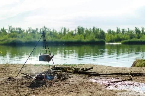 Kettle on a tripod over the fire Foto stock