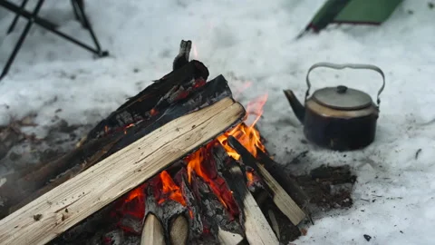 Kettle in the winter forest by the fire Видео 169747924