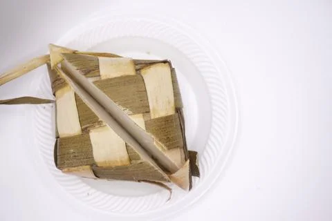 A ketupat split in half on a plastic plate, photo taken from above Foto stock