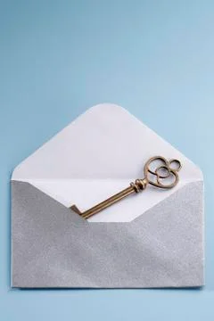Key and envelope Foto stock