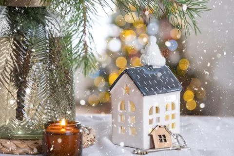 Key and tiny house of a small size on cozy home with Christmas decor on tab.. Stockfoto's