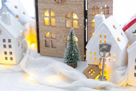 Key and tiny house of a small size on cozy home with Christmas decor on win.. 스톡 사진