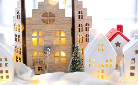 Key and tiny house of a small size on cozy home with Christmas decor on win.. Stock-Fotos
