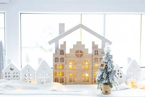 Key on Christmas tree and tiny house on cozy home with Christmas decor on t.. Stockfoto's