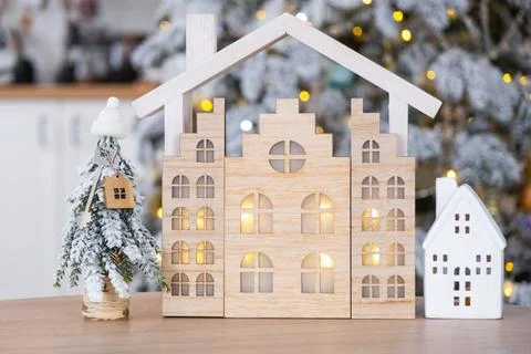 Key on Christmas tree and tiny house on cozy home with Christmas decor on ... Foto stock