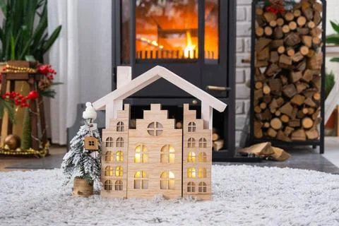 Key on Christmas tree and tiny house on cozy home with Christmas decor nea... Foto stock