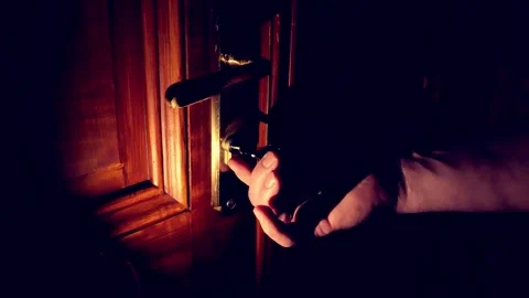 Key in the door.mans hand opens a hotel Dark Room. Mysterious dark atmosphere. Vidéo 292920067