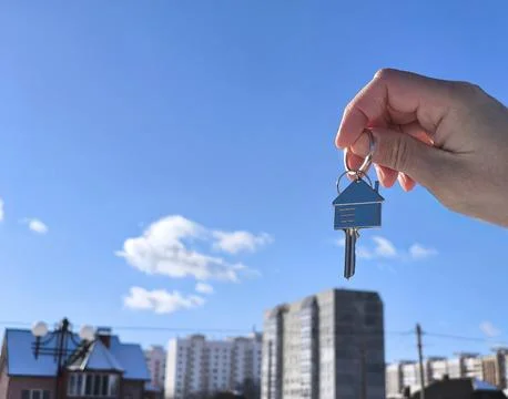 The key to the house is in the hands of the agent Fotos de archivo