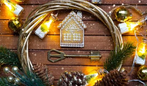 Key to house with a keychain tiny home on wooden background with Christmas .. Foto stock