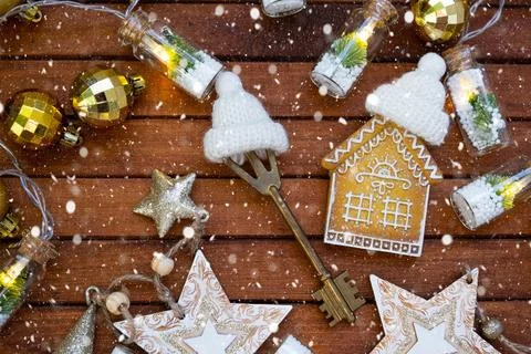 Key to house with a keychain tiny home on wooden background with Christmas .. Foto stock