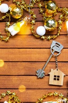 Key to house with a keychain tiny home on wooden background with Christmas .. Foto stock