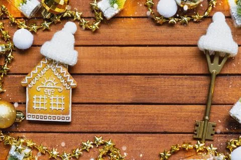 Key to house with a keychain tiny home on wooden background with Christmas... Foto stock