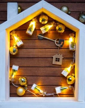 Key to house with a keychain tiny home on wooden background with Christmas... Foto stock