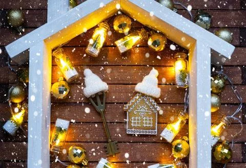 Key to house with a keychain tiny home on wooden background with Christmas... Foto stock