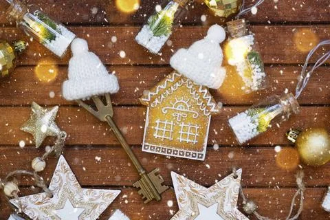 Key to house with a keychain tiny home on wooden background with Christmas decor Foto stock