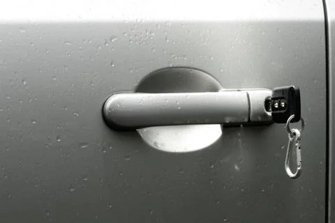 The key is inserted into the door lock car. Foto stock