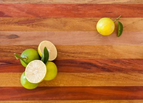 Key lime or Mexican lime on wooden table, one of main ingredient thai food and Foto stock